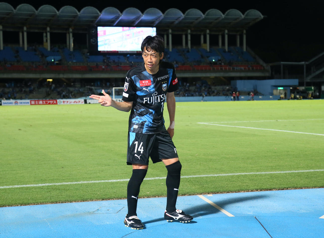 川崎F対清水　勝利しダンディ坂野のポーズで引き揚げる川崎F・MF中村（撮影・足立雅史）