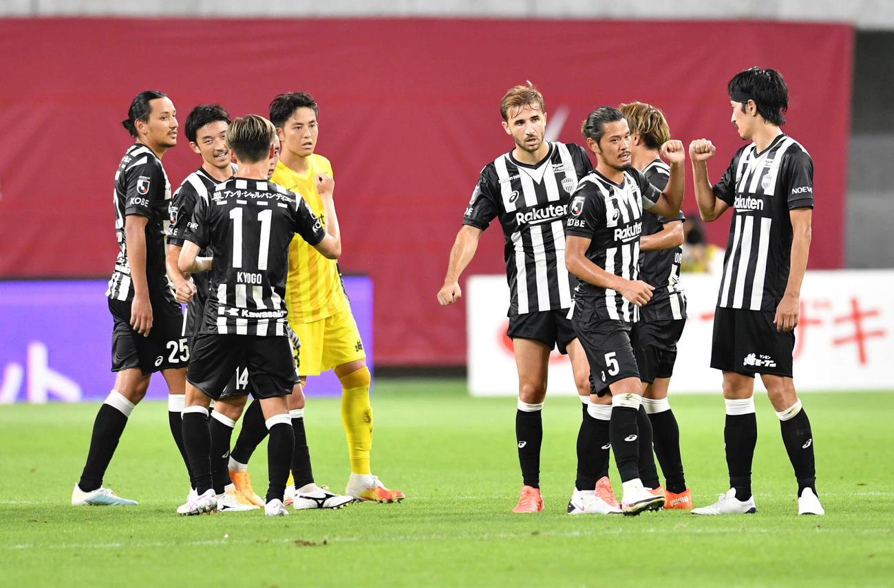 J1神戸対横浜　試合終了間際に2ゴールを決めドローとし、タッチを交わす神戸イレブン（撮影・岩下翔太）