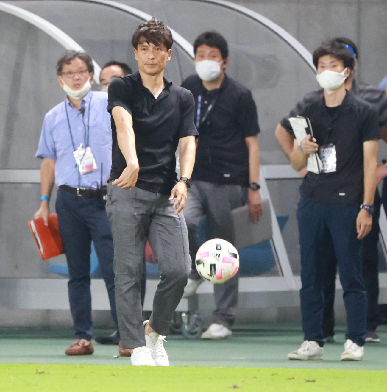 G大阪対東京　後半、劣勢に厳しい顔をみせる宮本恒靖監督（撮影・清水貴仁）