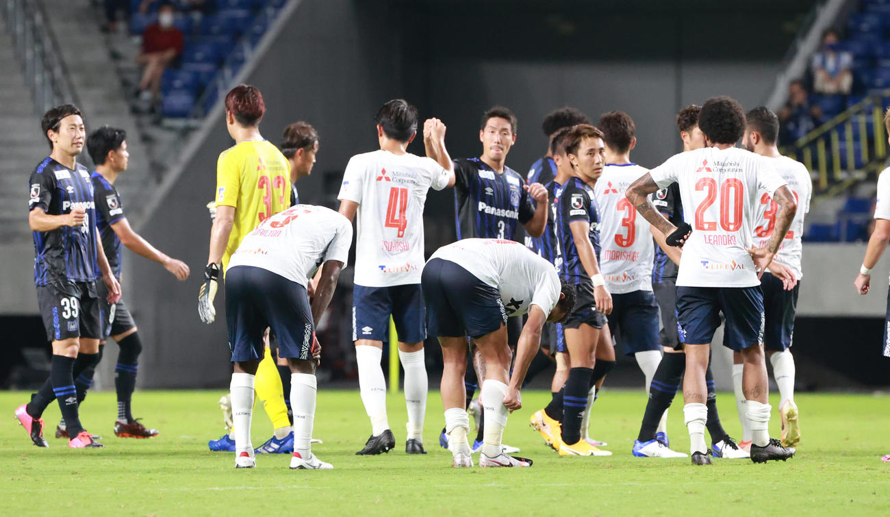 G大阪対東京　試合後、東京の選手とあいさつを交わすG大阪DF昌子源（中央）（撮影・清水貴仁）
