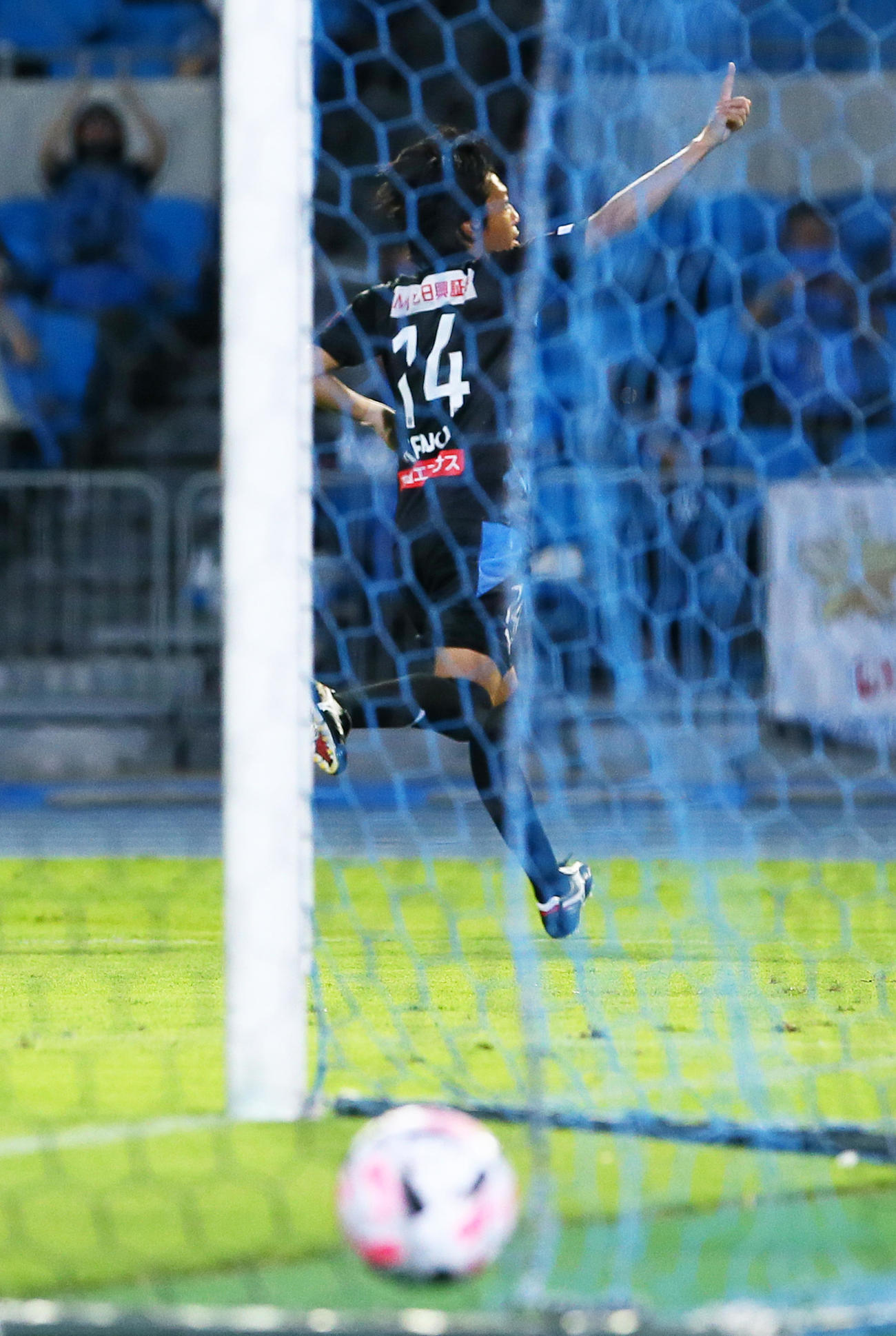 後半、ゴールを決めた川崎F・MF中村（撮影・足立雅史）