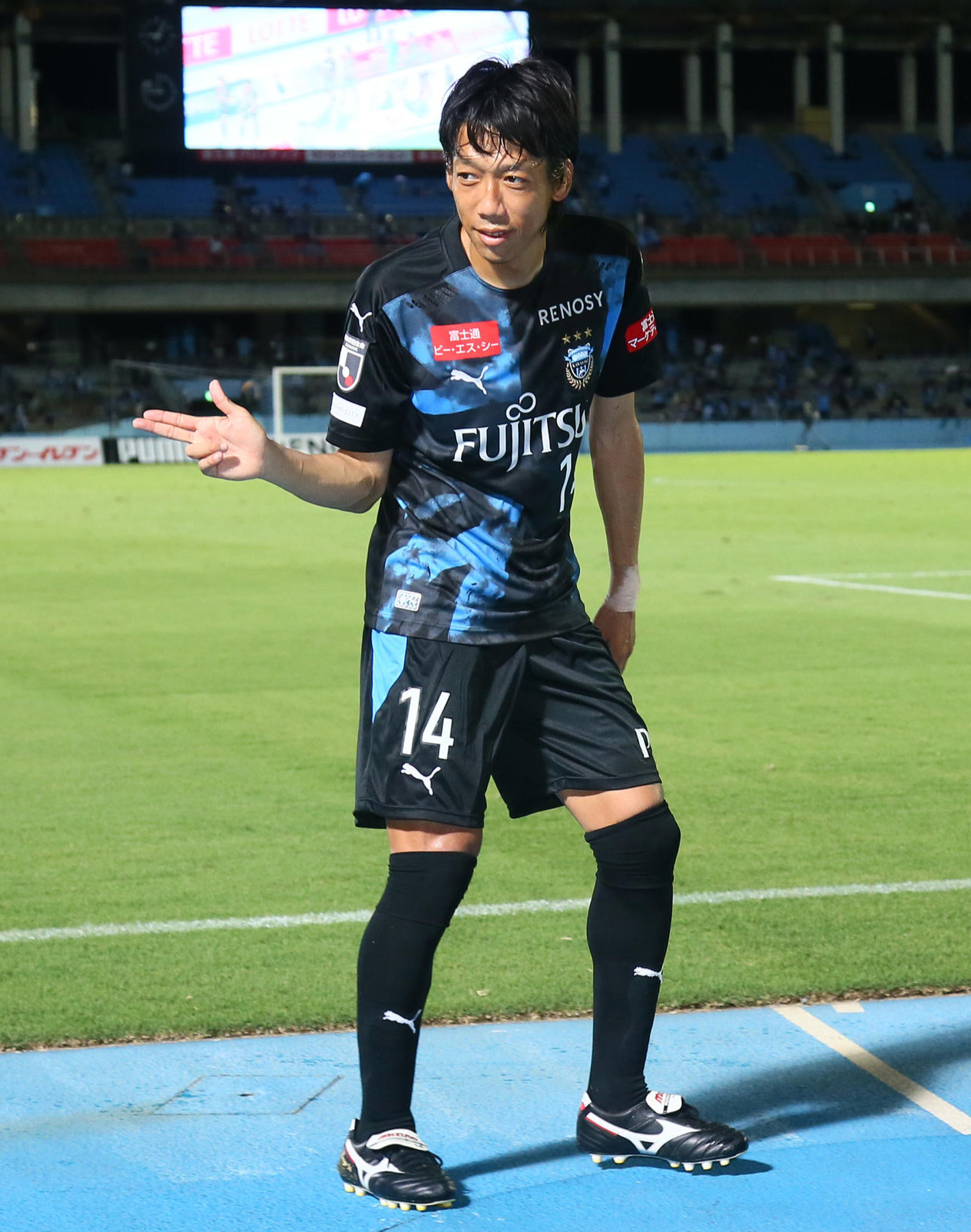 勝利しダンディ坂野のポーズで引き揚げる川崎F・MF中村（撮影・足立雅史）