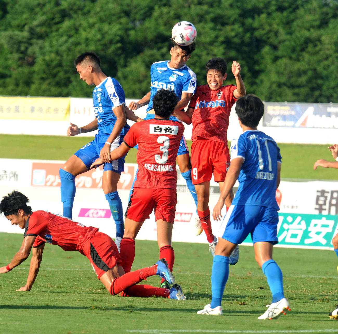 前半45分、右クロスを沼津FW渡辺（中央奥）が頭で合わせるも、枠を外れる