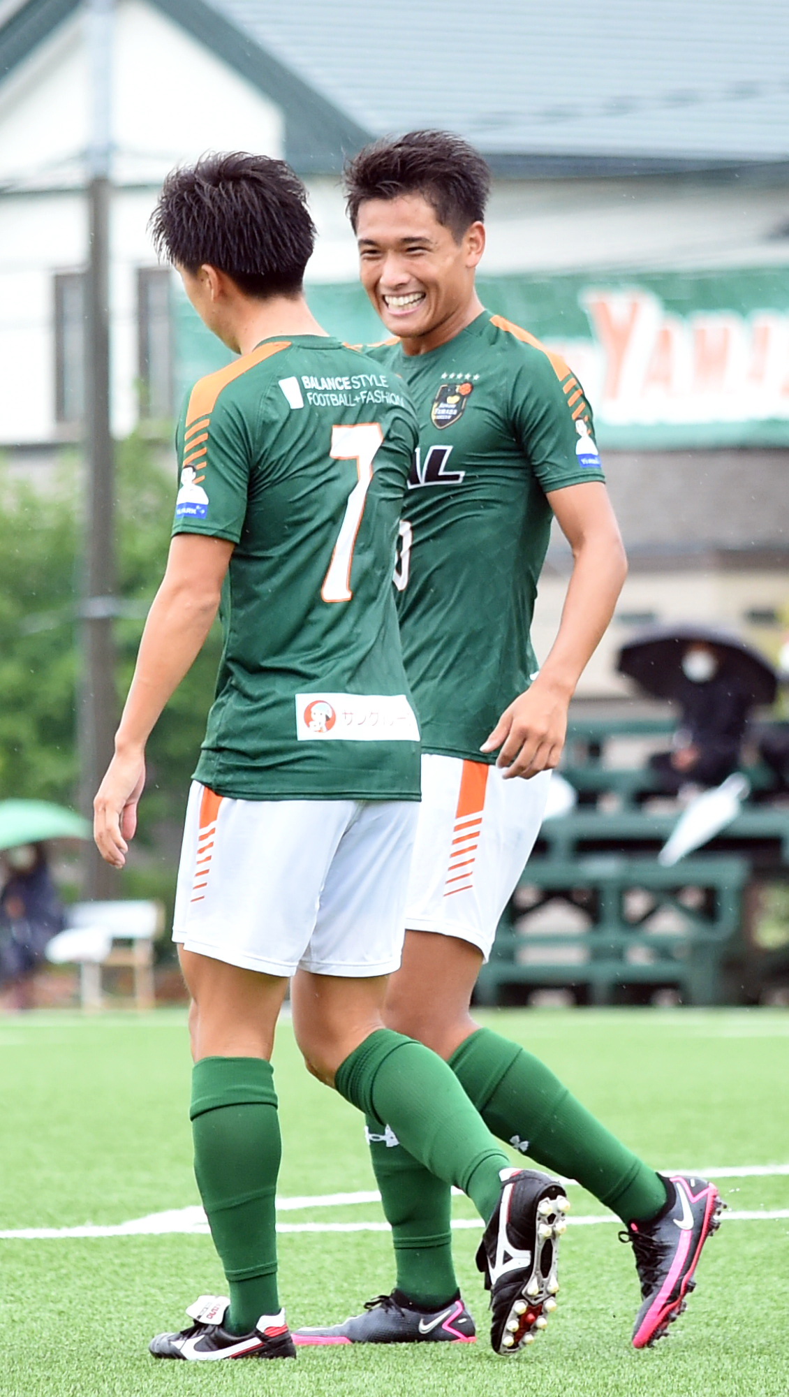 青森山田対秋田ユース　味方の追加点を喜ぶ青森山田MF松木（右）（撮影・山田愛斗）