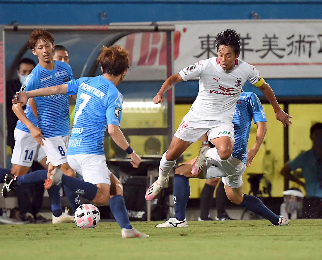 横浜FC対C大阪　前半、相手選手に囲まれるC大阪MF清武（右）（撮影・たえ見朱実）