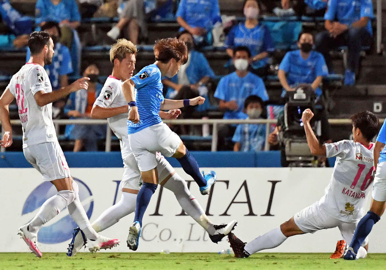 後半、ゴールを決める横浜FC・MF松尾（中央）（撮影・たえ見朱実）

