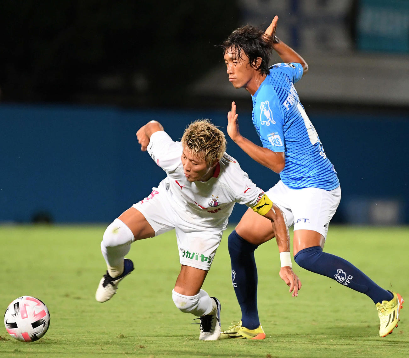 後半、C大阪柿谷（左）と競り合う横浜FC中村（撮影・たえ見朱実）