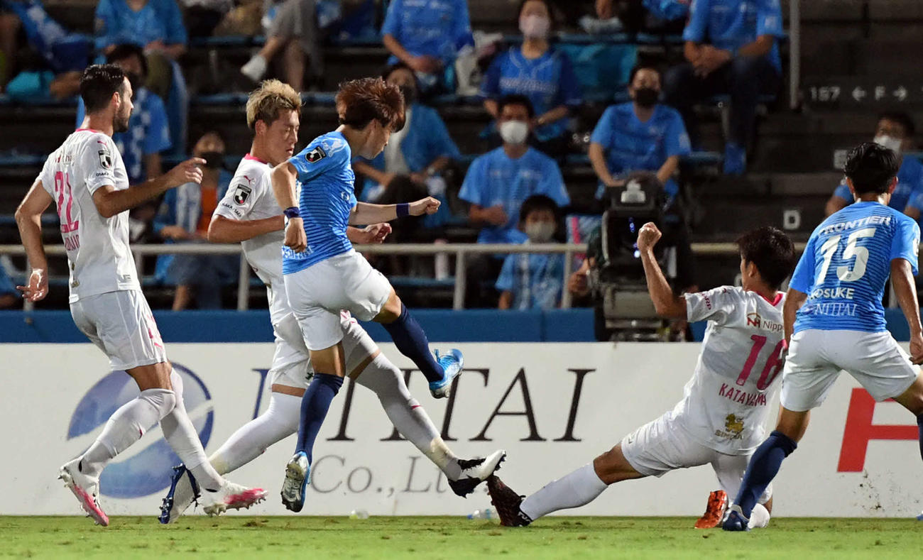 横浜FC対C大阪　後半、ゴールを決める横浜FC・MF松尾（左から3人目）（撮影・たえ見朱実）