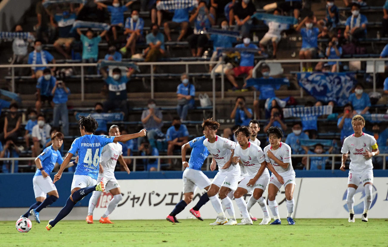 横浜FC対C大阪　後半、FKでゴールを狙う横浜FC・MF中村（撮影・たえ見朱実）