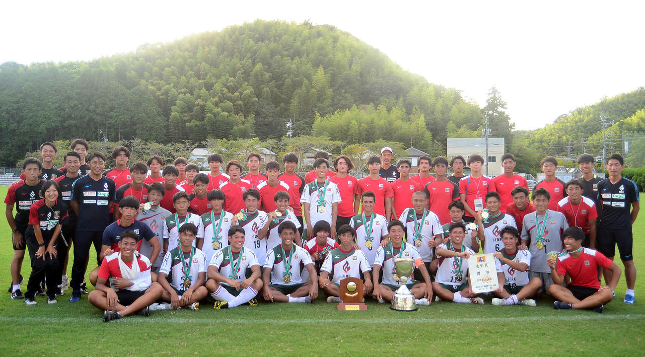 本大会出場を決めた常葉大は、チーム全員で記念写真に収まる