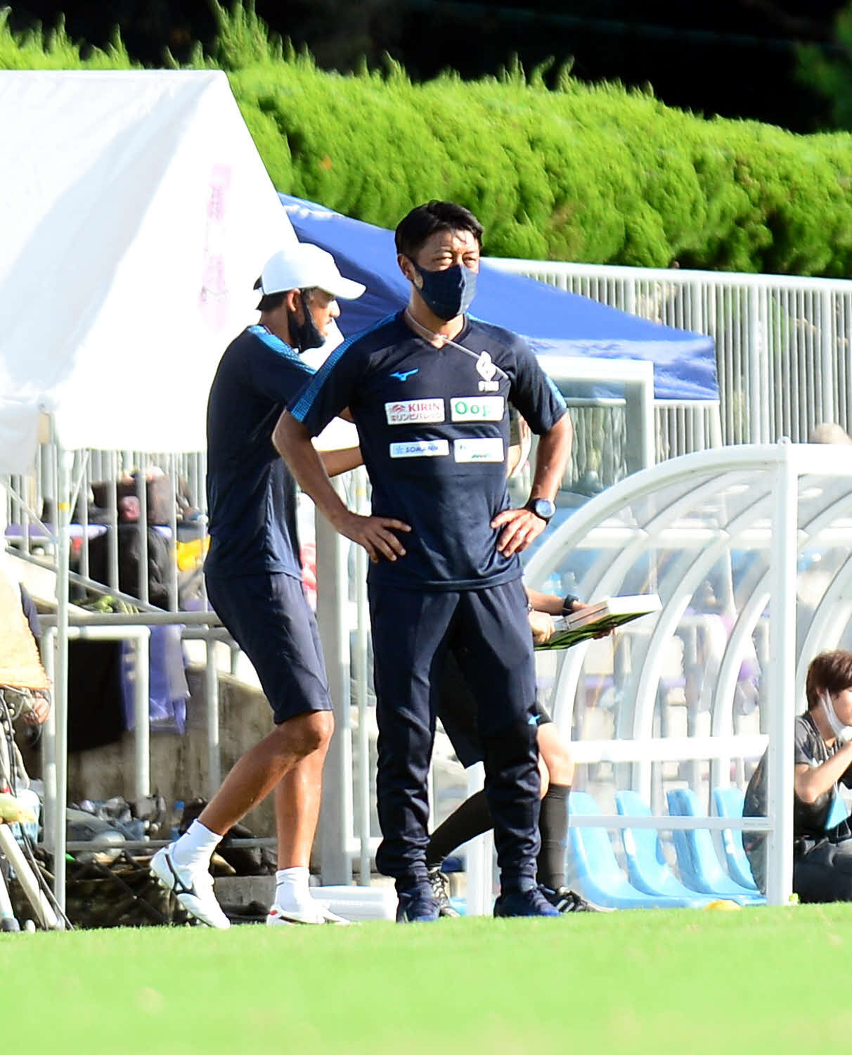 ベンチ前で戦況を見守る常葉大・沢登監督