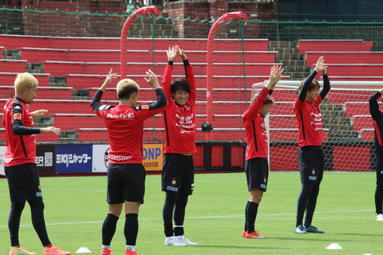前節名古屋戦でケガから復帰した札幌MF高嶺（中央）（撮影・保坂果那）