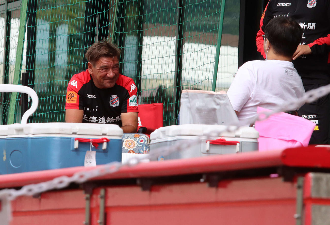 札幌ペトロビッチ監督（左）は野々村社長と笑顔で会話をかわす（撮影・保坂果那）
