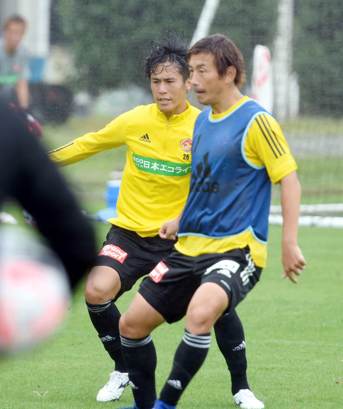 練習でMF兵藤と競り合う仙台DF浜崎（左）（撮影・相沢孔志）