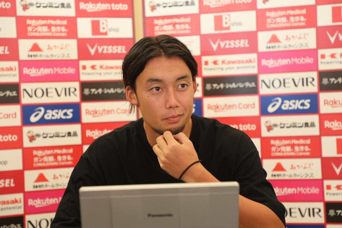 取材に応じる神戸MF安井（C）VISSELKOBE