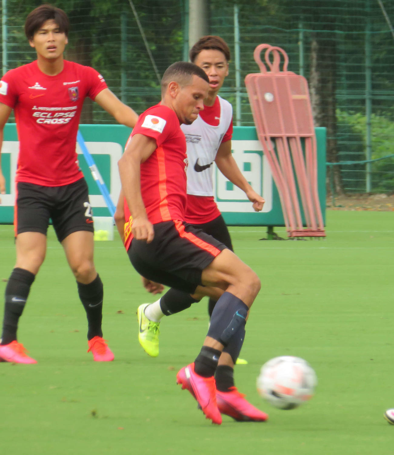 紅白戦でボールを奪い合う浦和MFエヴェルトン（手前）