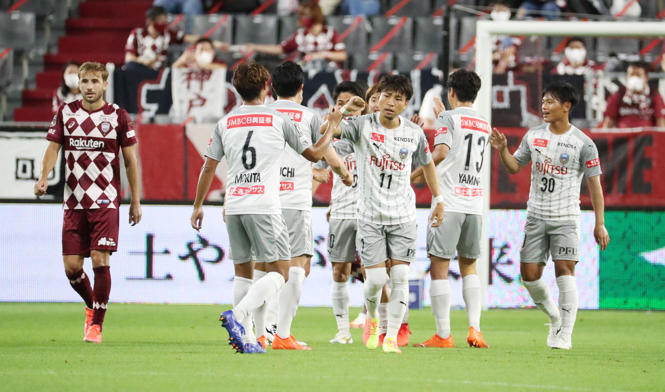 神戸対川崎F　前半、川崎F・FW小林（中央11）は先制ゴールを決めイレブンとエアタッチする（撮影・加藤哉）