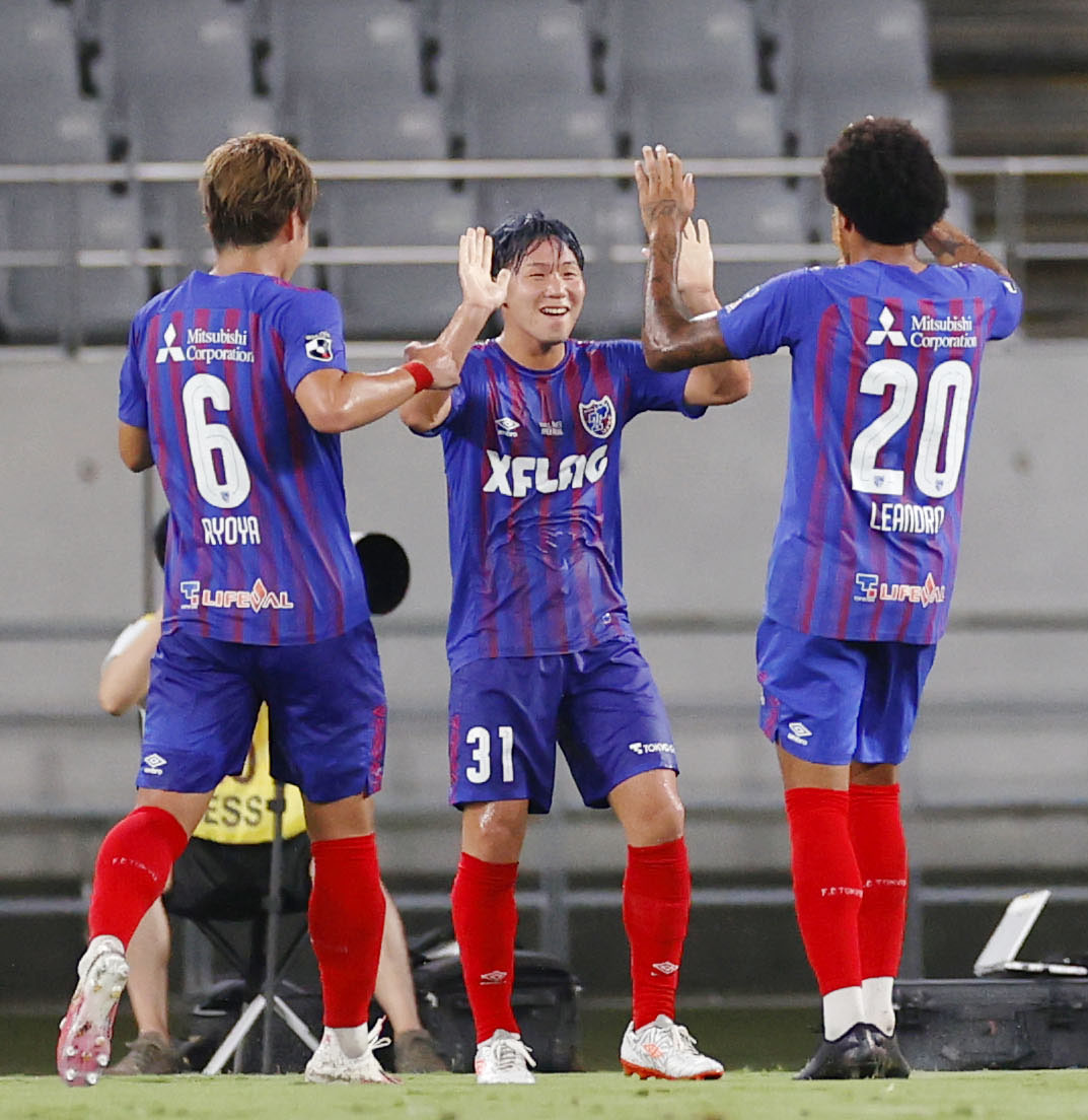 前半、先制ゴールを決め喜ぶ東京・安部（中央）（共同）