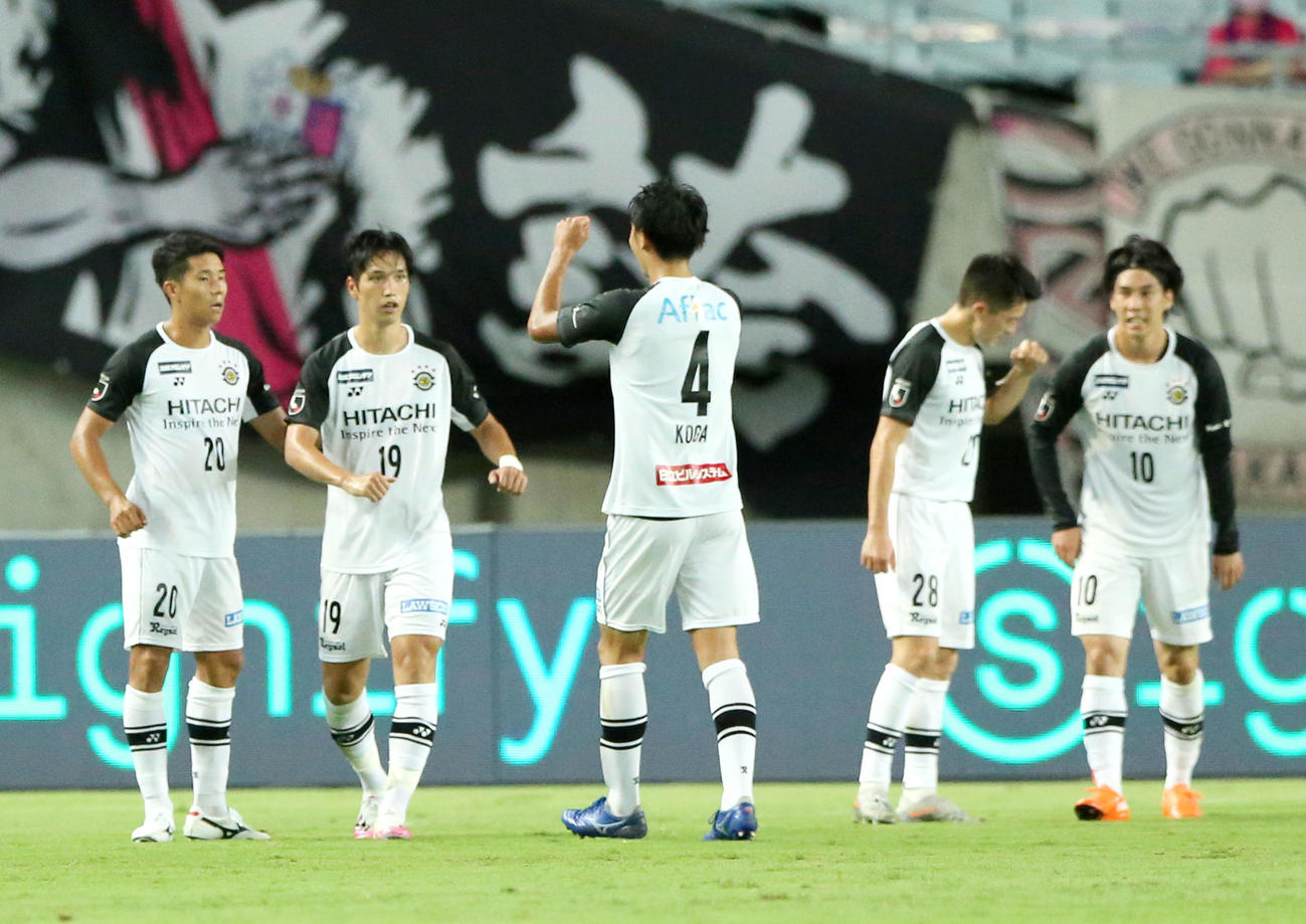 ルヴァン杯　準々決勝・第1戦　C大阪対柏　前半、柏FW呉屋（左から2人目）のゴールで先制し喜ぶ柏イレブン（撮影・上山淳一）