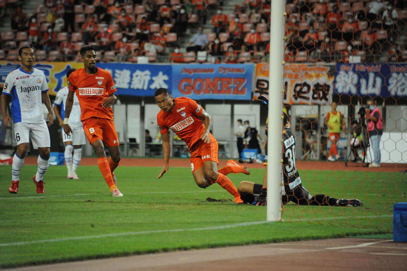 新潟対長崎　後半19分、鄭大世（中央）が移籍後ゴールを決めて1－2