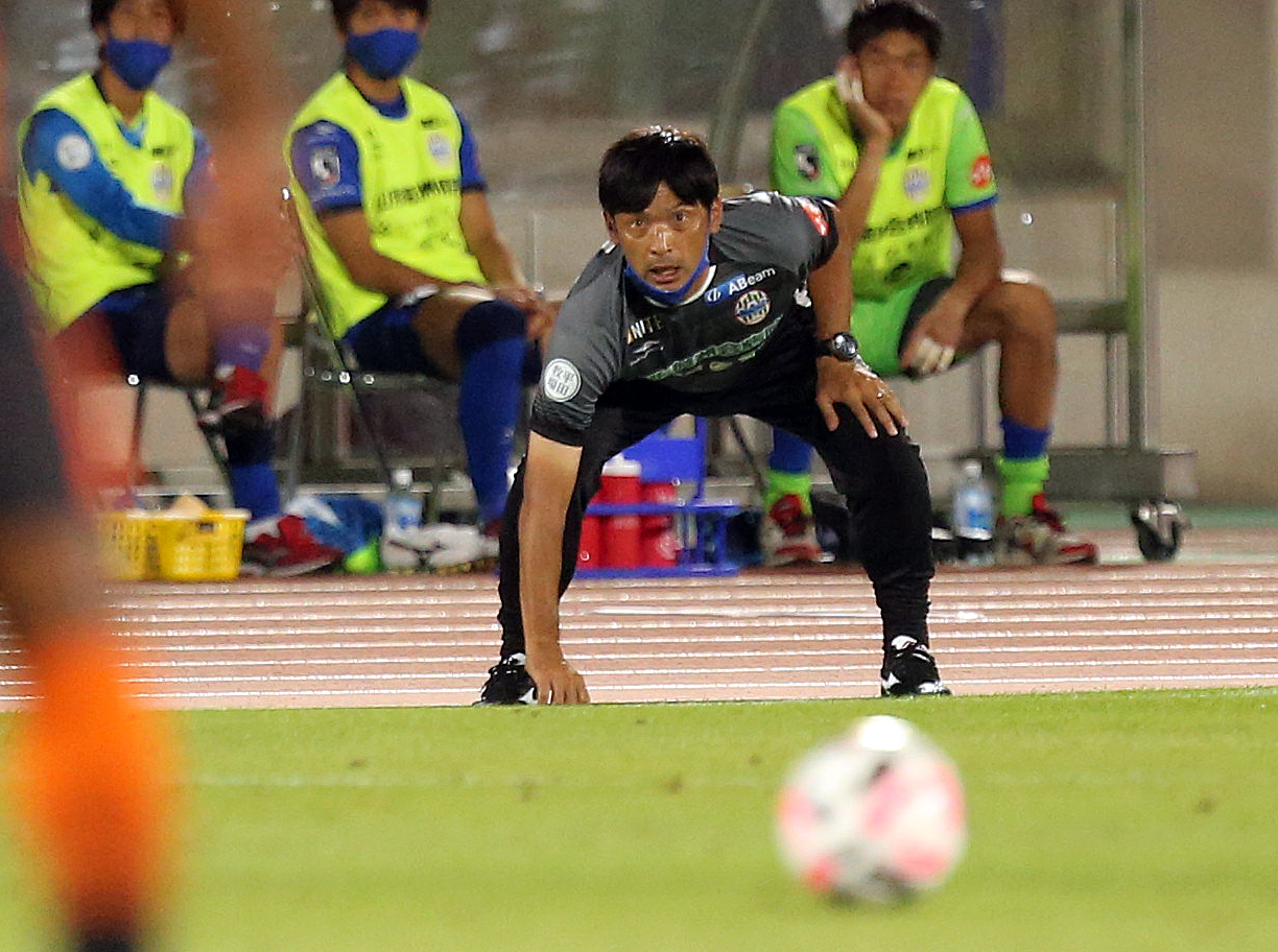 山形対山口　前半、試合を見詰める山形石丸監督（撮影・野上伸悟）