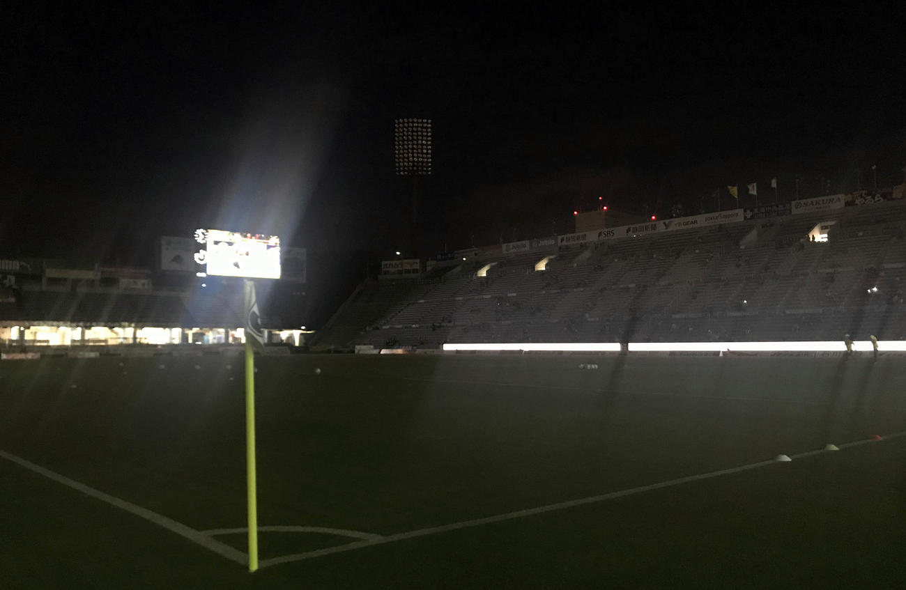 磐田－東京V戦前、ヤマハスタジアムの照明が落ちてしまい、試合開始が遅れることになった＝2日、午後6時50分