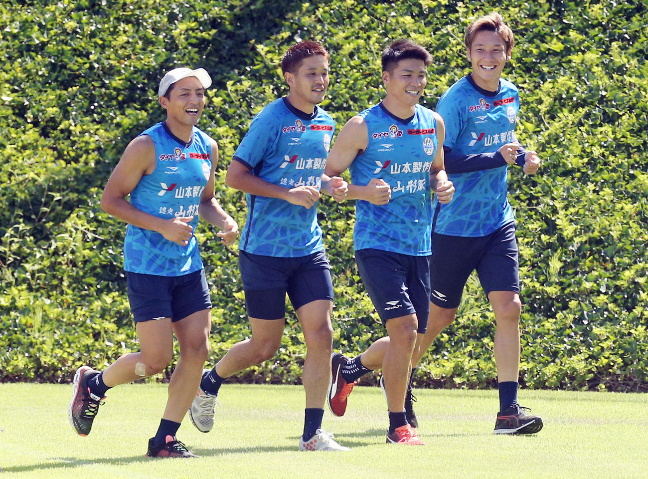笑顔でランニングする左から山形山田、松本、大槻、山岸（撮影・野上伸悟）