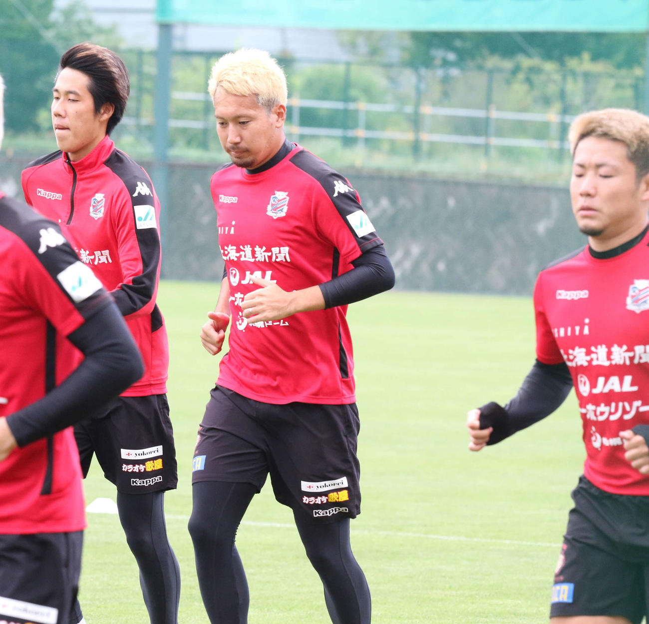 ランニングをする札幌DF福森（中央）（撮影・浅水友輝）