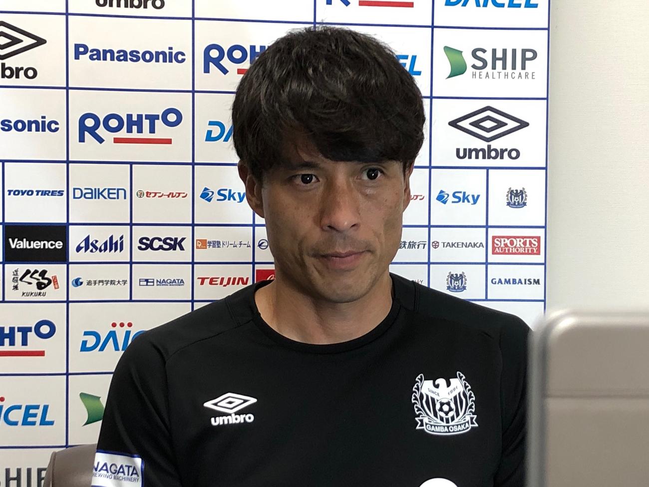 取材対応するG大阪宮本監督（C）GAMBAOSAKA
