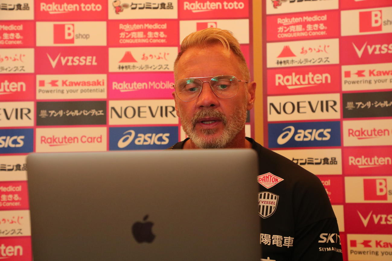 取材に応じる神戸フィンク監督（C）VISSELKOBE