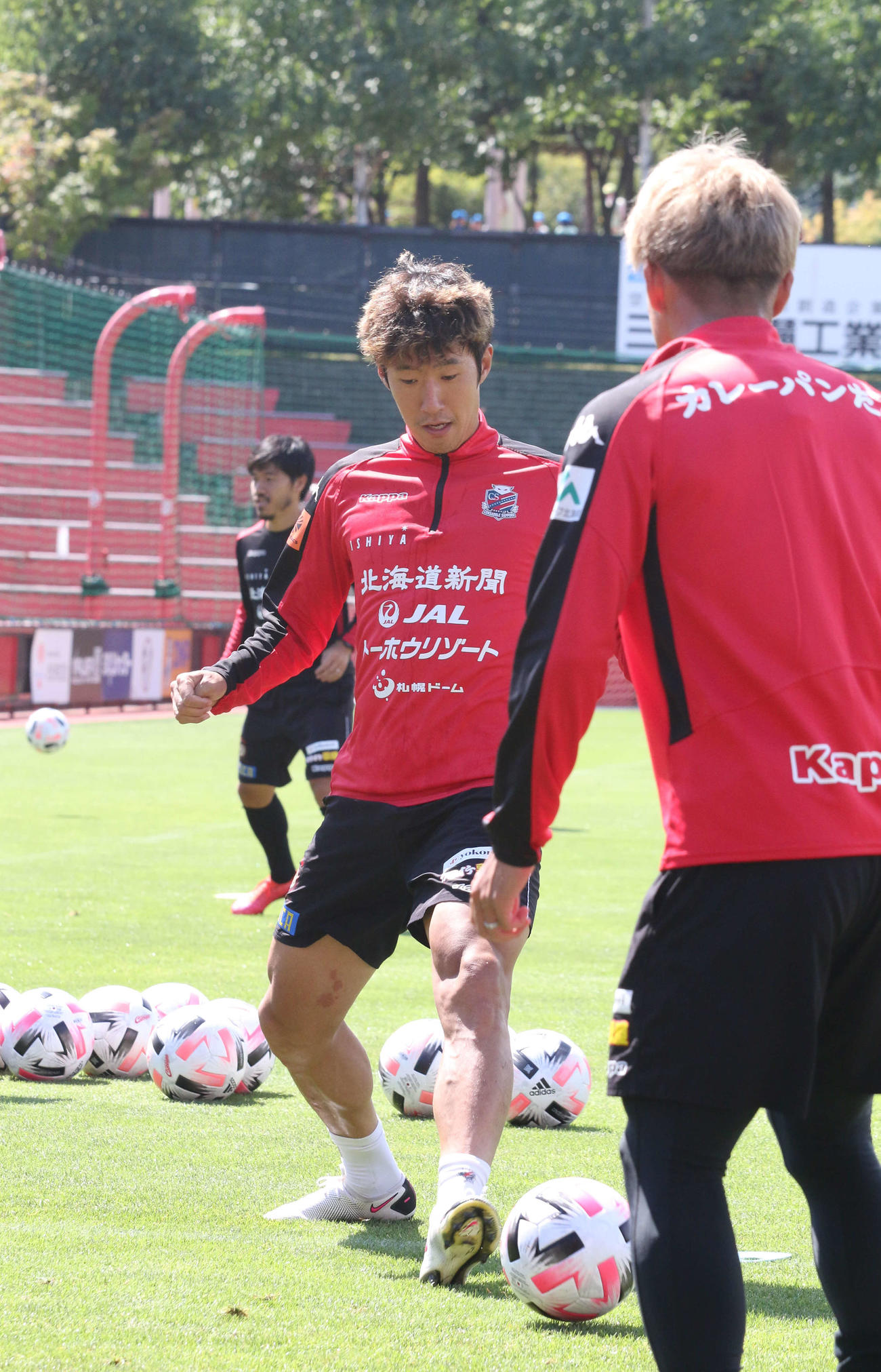 広島戦の前日練習で汗を流す札幌DFキム（奥）（撮影・浅水友輝）