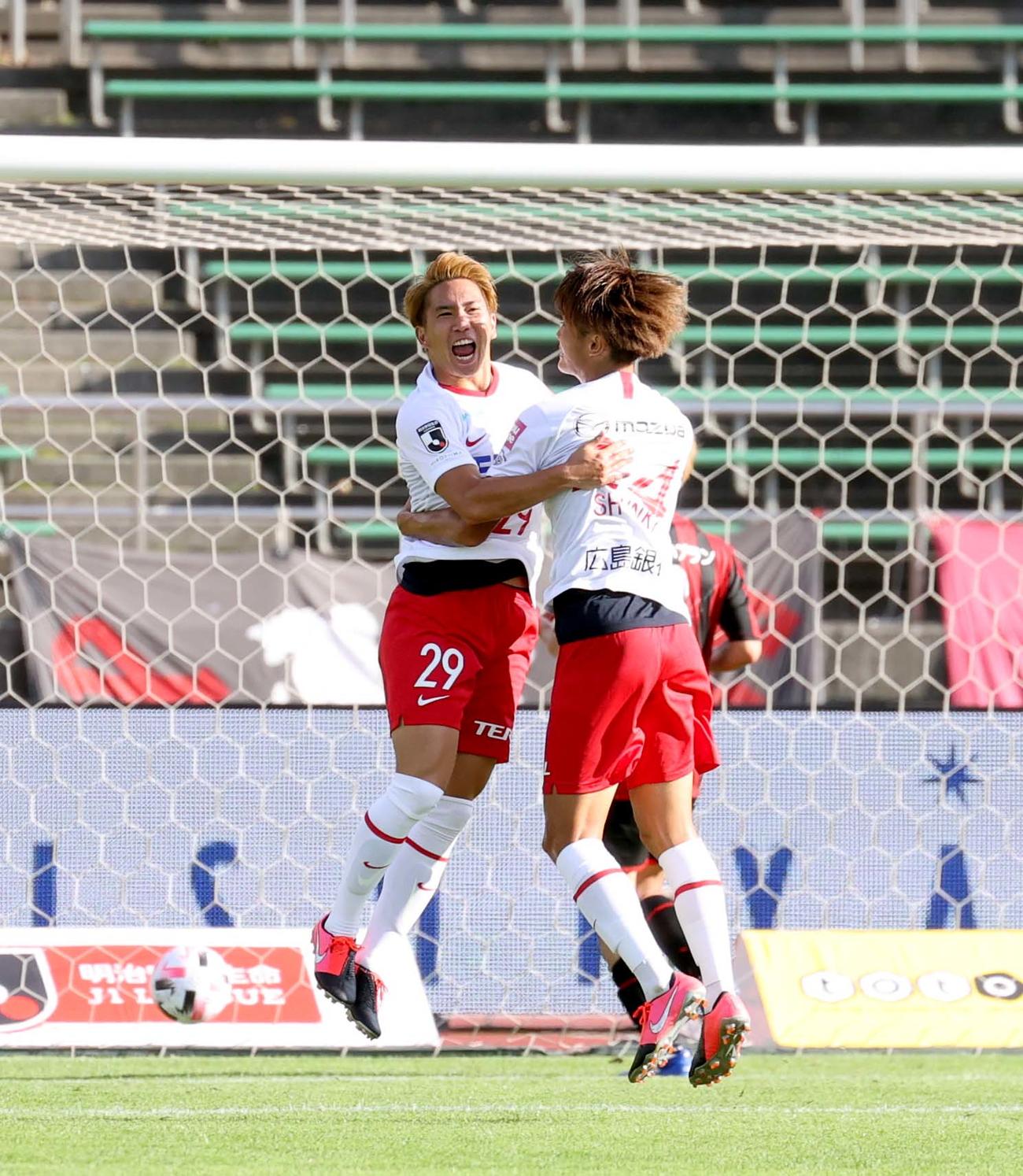 札幌対広島　後半45分、ゴールを決め喜ぶ広島MF浅野（左）（撮影・佐藤翔太）