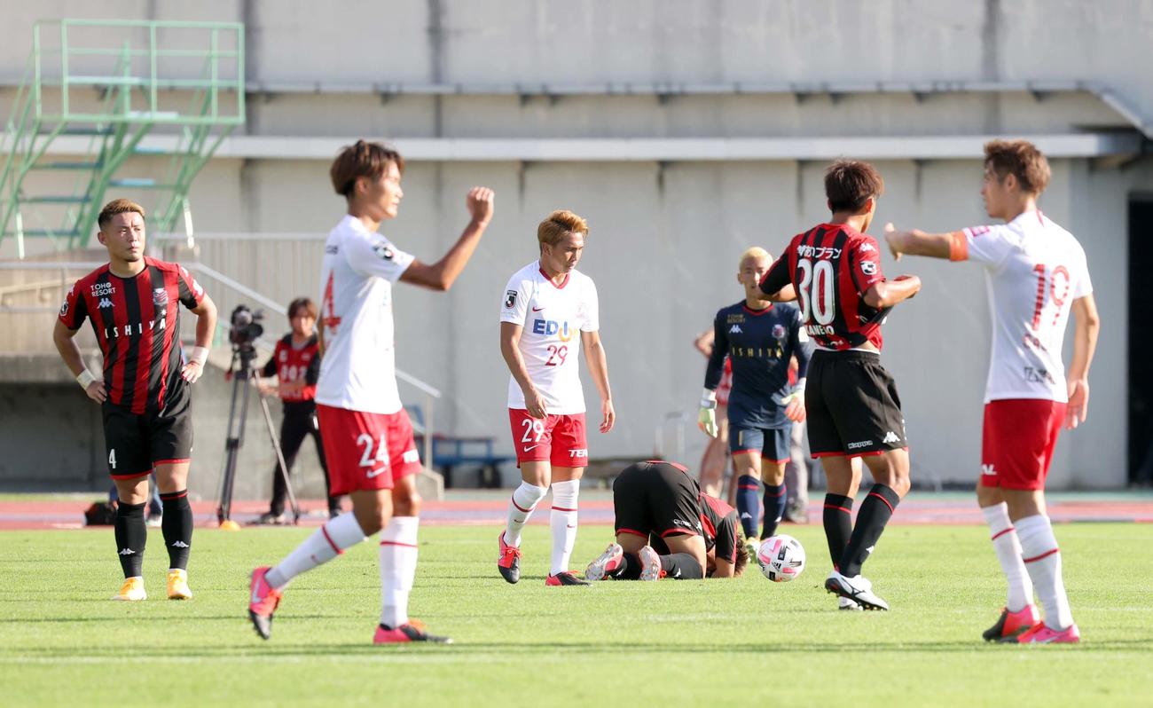 札幌対広島　7戦連続未勝利に終わりがっかりする札幌イレブン。左奥は札幌FW菅（撮影・佐藤翔太）
