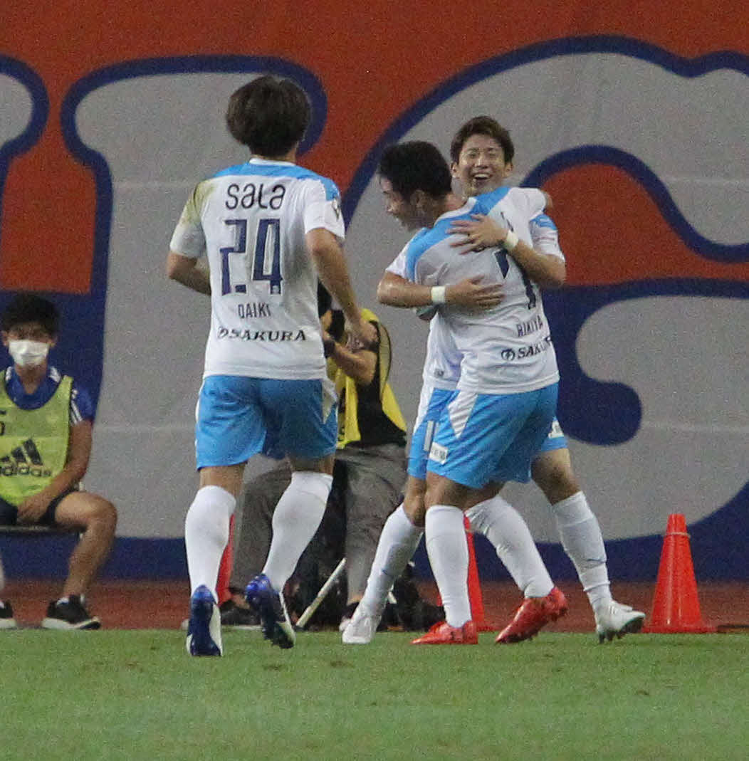新潟対磐田　前半23分に先制点を挙げた磐田FW中野（右奥）は、チームメートに抱きつかれて笑顔