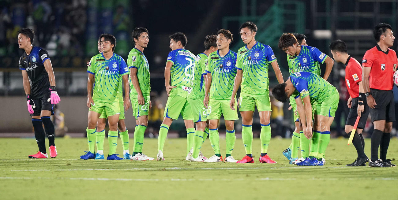湘南対神戸　試合後、神戸に引き分け整列する湘南イレブン（撮影・江口和貴）