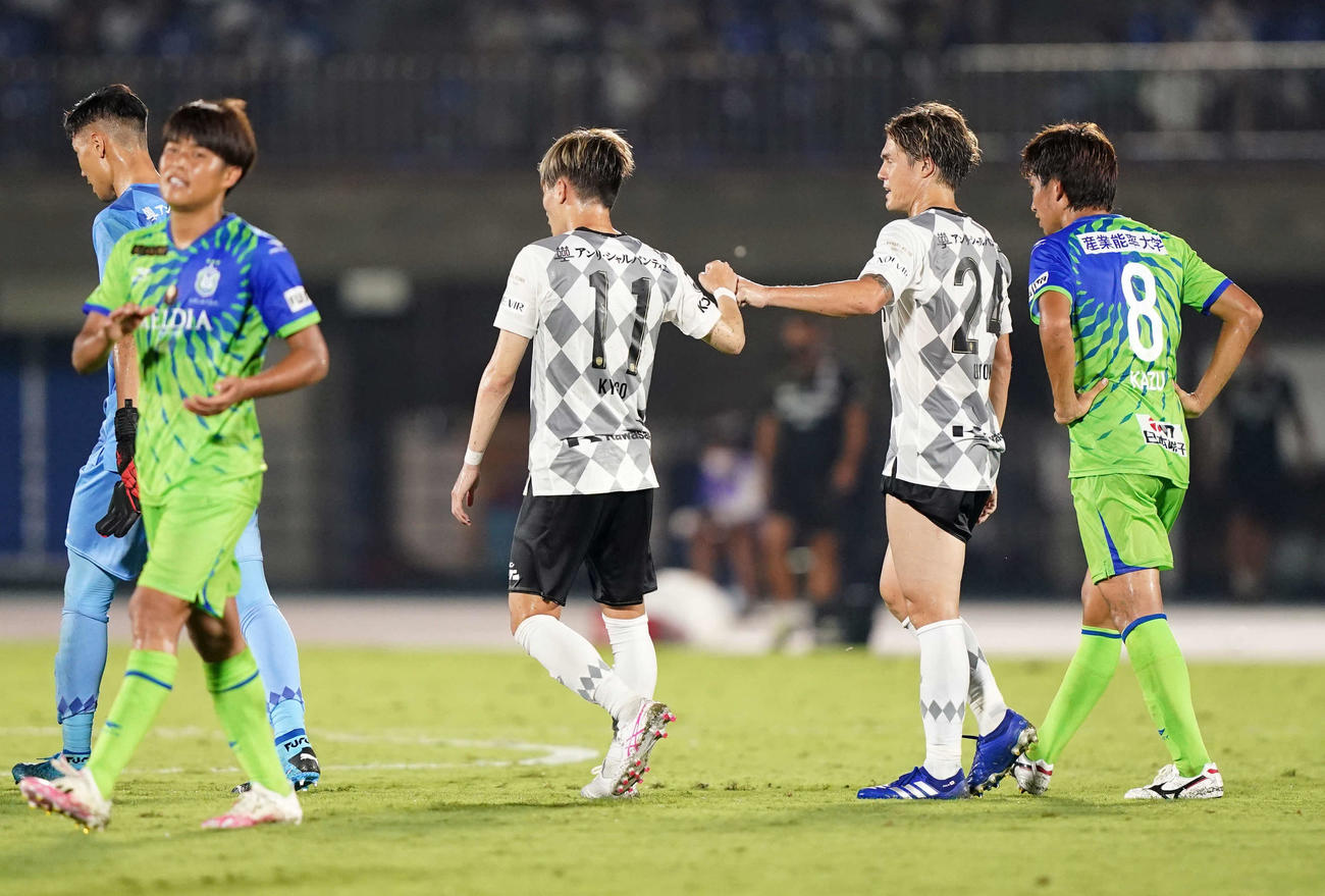 湘南対神戸　試合後、タッチをかわす神戸DF酒井（中央右）と同FW古橋（撮影・江口和貴）