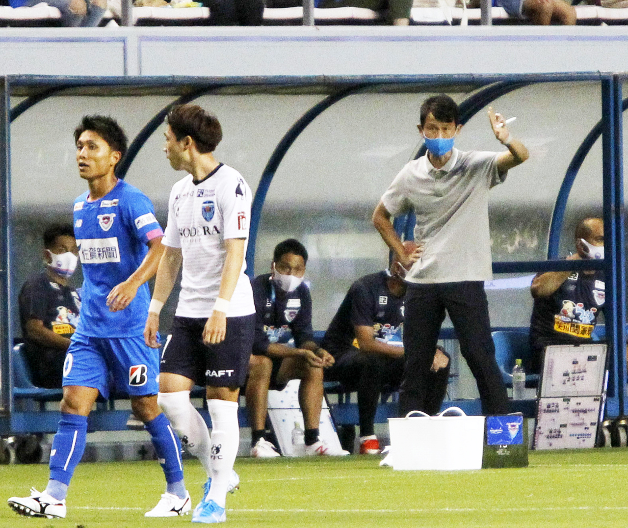 新型コロナウイルス感染から復帰して、試合を指揮する鳥栖の金明輝監督（右端）（撮影・菊川光一）
