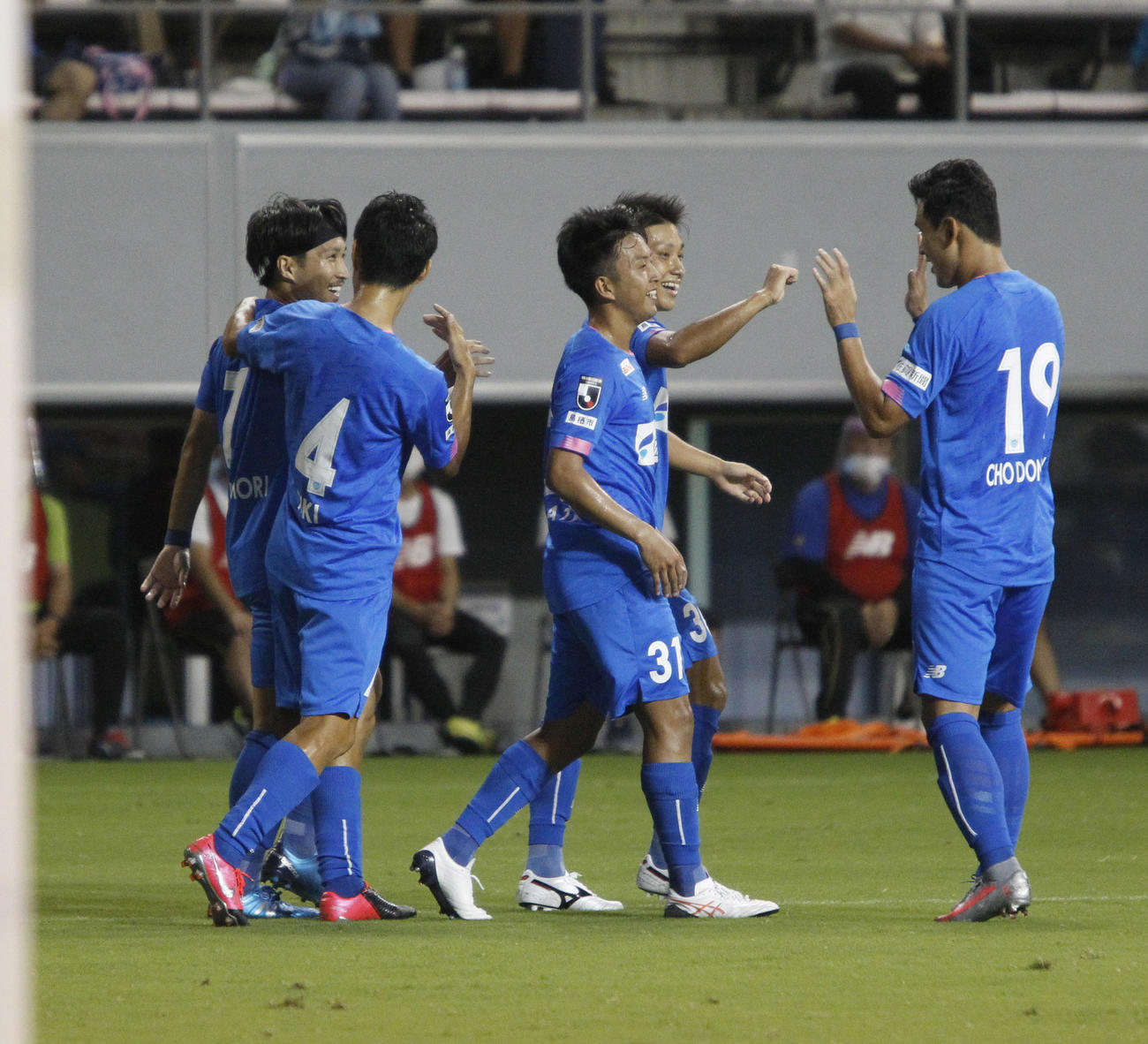 鳥栖対横浜FC　前半11分、先制点を奪い喜ぶ鳥栖の選手たち（撮影・菊川光一）