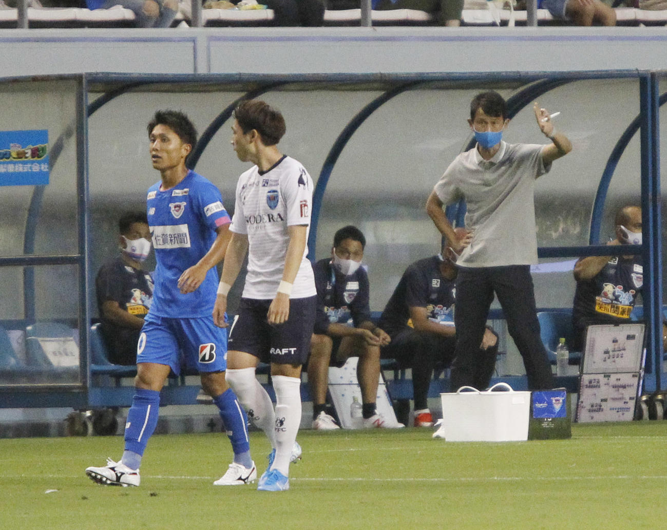 鳥栖対横浜FC　新型コロナウイルス感染から復帰して、試合を指揮する鳥栖の金明輝監督（右端）（撮影・菊川光一）
