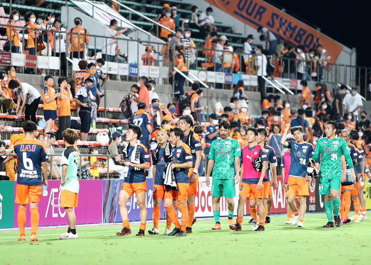 試合後、サポーターにあいさつに行く清水の選手たち（撮影・鈴木正人）