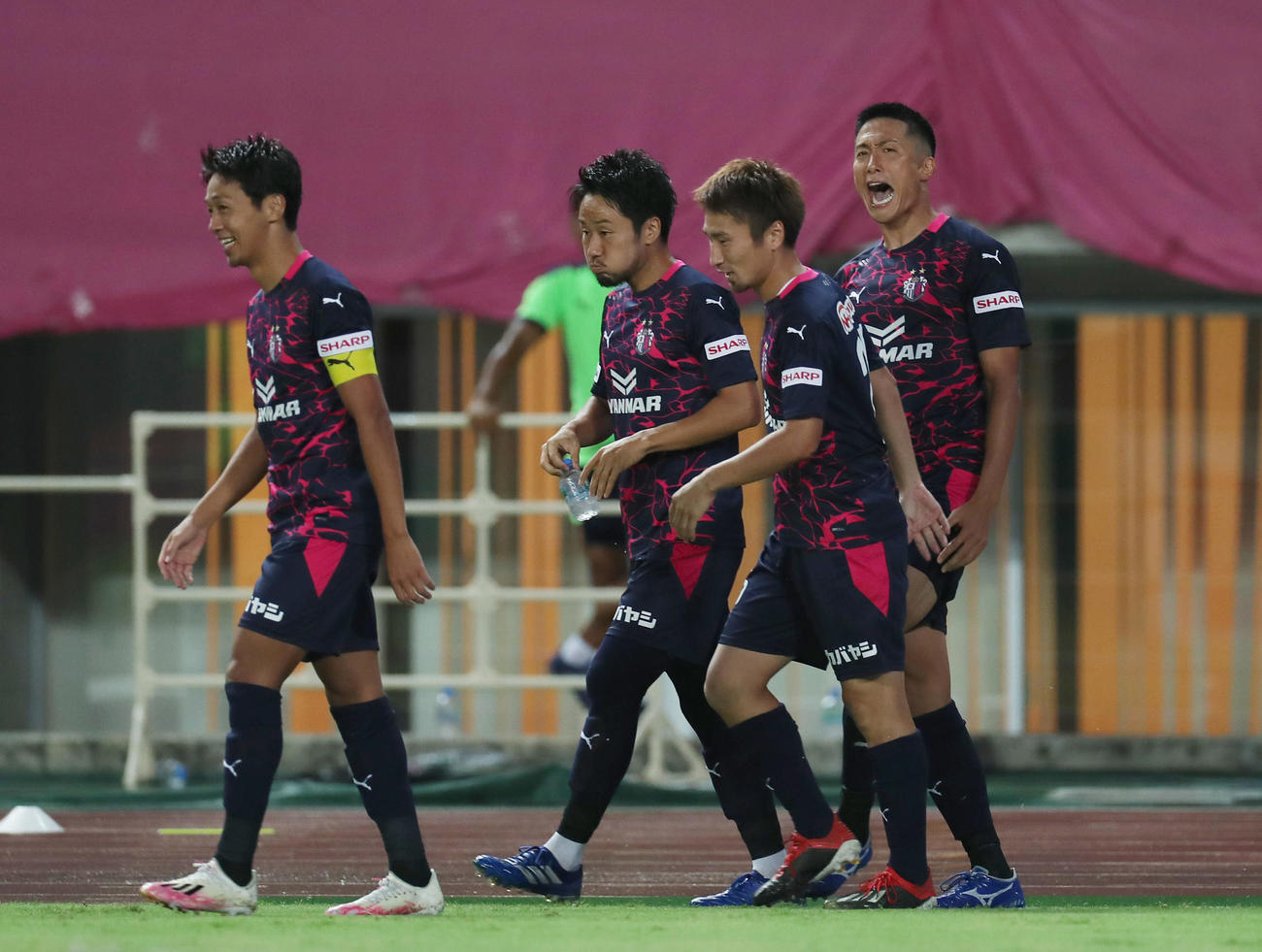 後半、先制ゴールを決めたC大阪FW都倉（右端）は祝福を受け雄たけびをあげる（撮影・前田充）