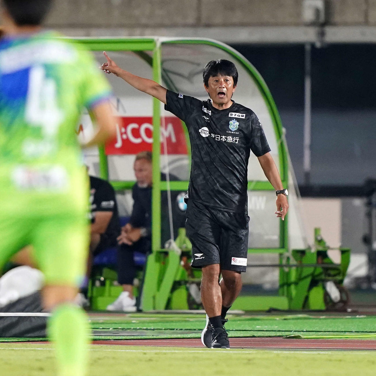 湘南対神戸　前半、指示を出す湘南浮嶋監督（撮影・江口和貴）
