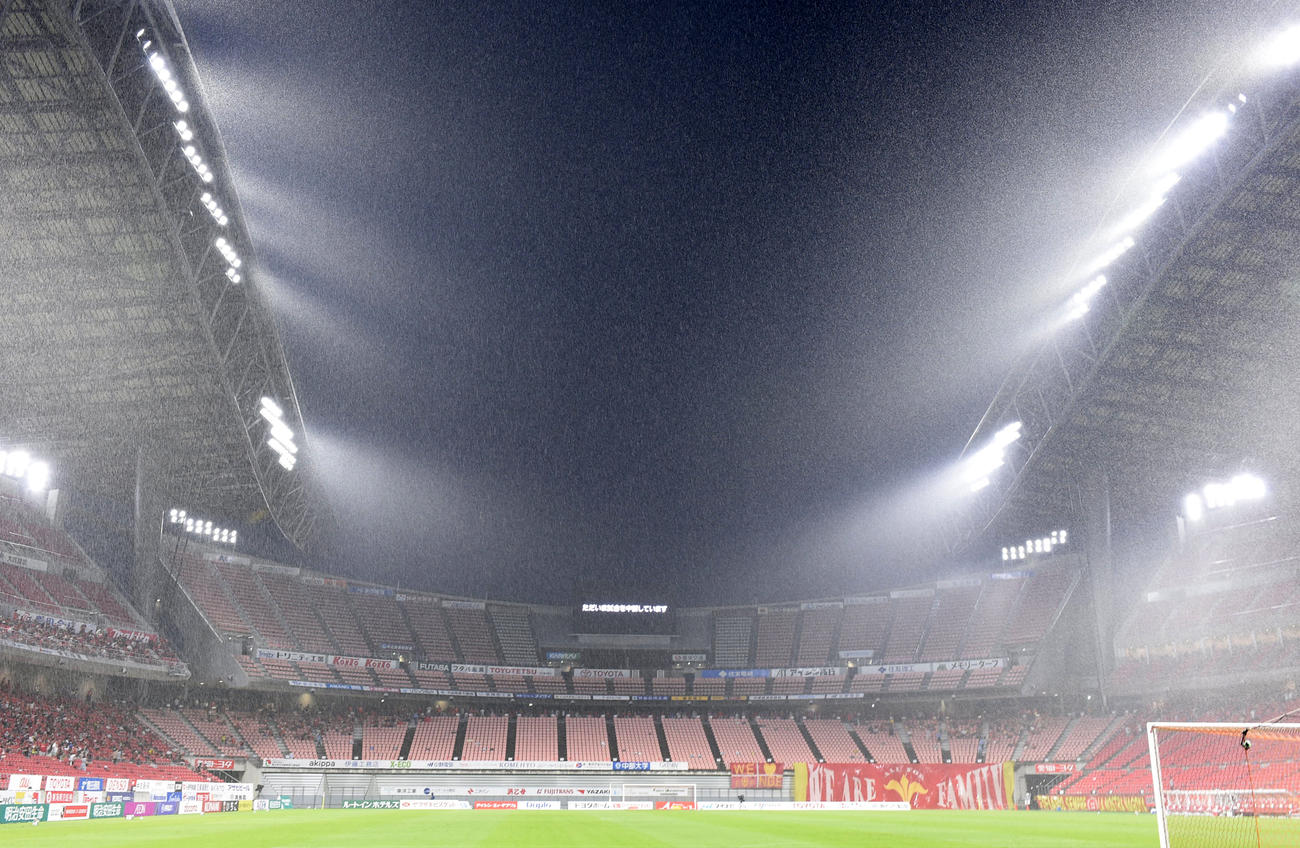 前半、雷雲により中断する豊田スタジアム（撮影・森本幸一）