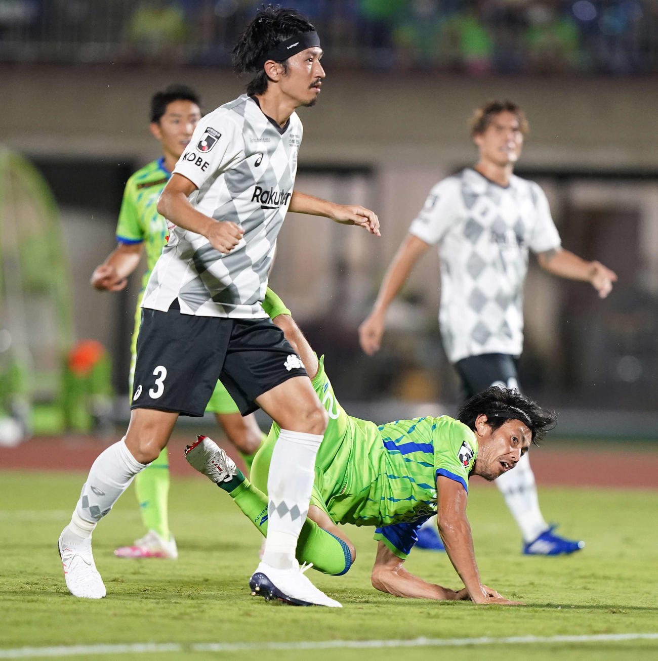 湘南対神戸　後半、ヘディングで先制ゴールを決める湘南DF大岩（右）（撮影・江口和貴）
