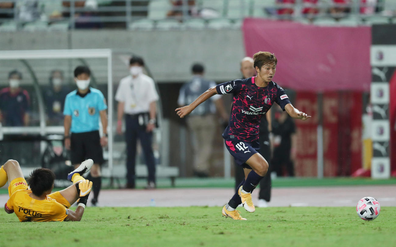C大阪対浦和　後半、浦和GK西川（左）からボールを奪い、ゴールを決めるC大阪FW藤尾（撮影・前田充）