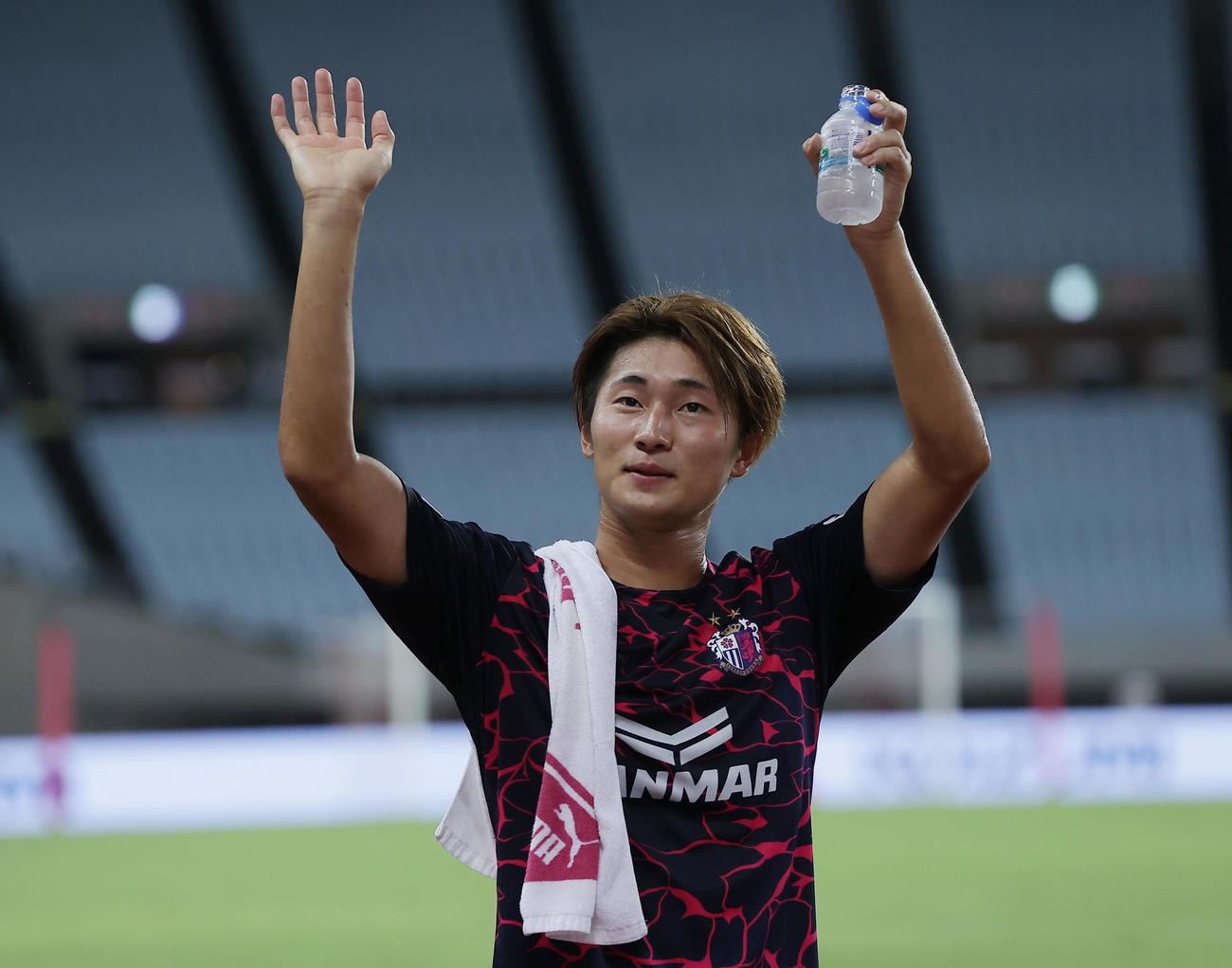 C大阪対浦和　J1初出場で初ゴールを決めたC大阪FW藤尾は試合後、笑顔でサポーターに手を振る（撮影・前田充）
