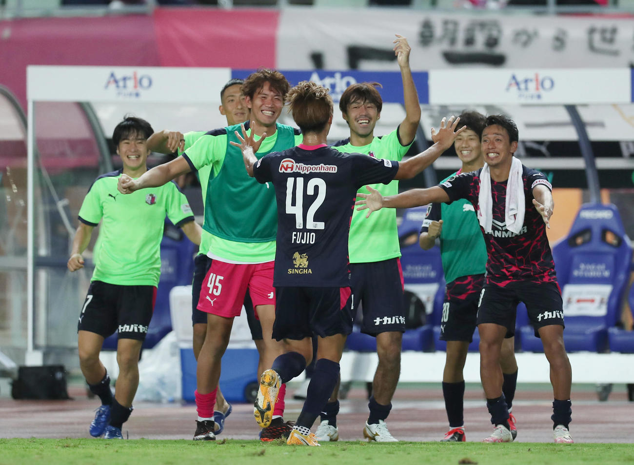 C大阪対浦和　後半、ゴールを決めたC大阪FW藤尾（中央）は、ベンチの仲間の元へ駆け寄り祝福される（撮影・前田充）