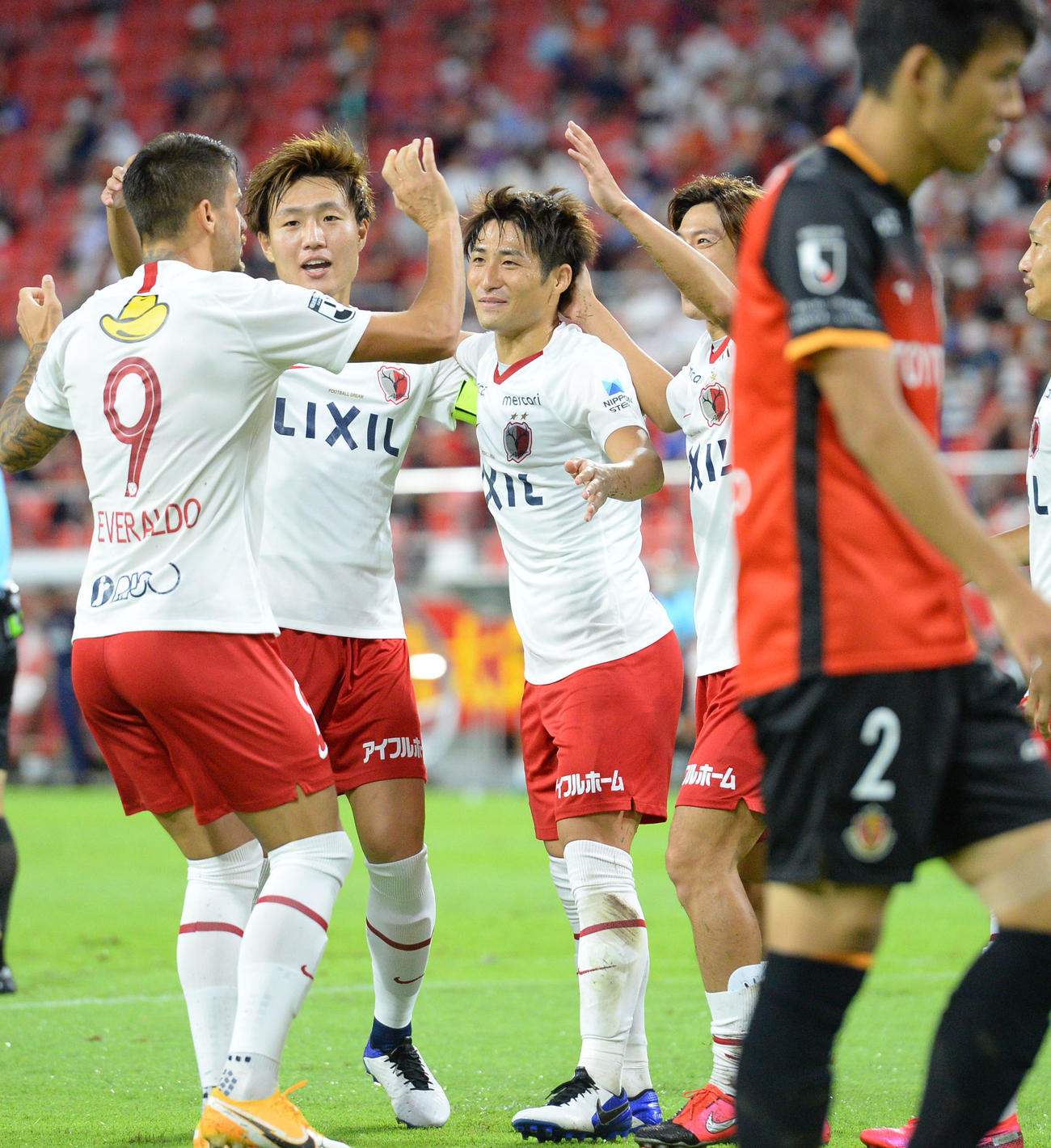 明治安田生命J1リーグ公式戦　名古屋対鹿島　前半、先制ゴールを決め三竿健斗と喜ぶ鹿島MF和泉竜司（中央）（撮影・森本幸一）