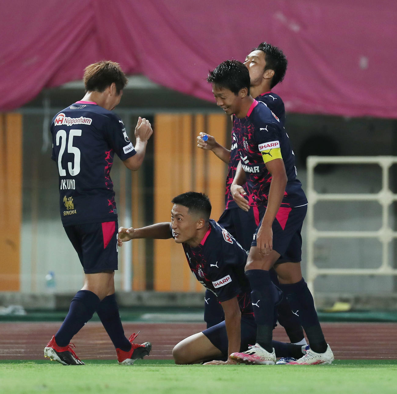 C大阪対浦和　後半、先制ゴールを決めたC大阪FW都倉（中央）はMF清武（右）らの祝福を受ける（撮影・前田充）