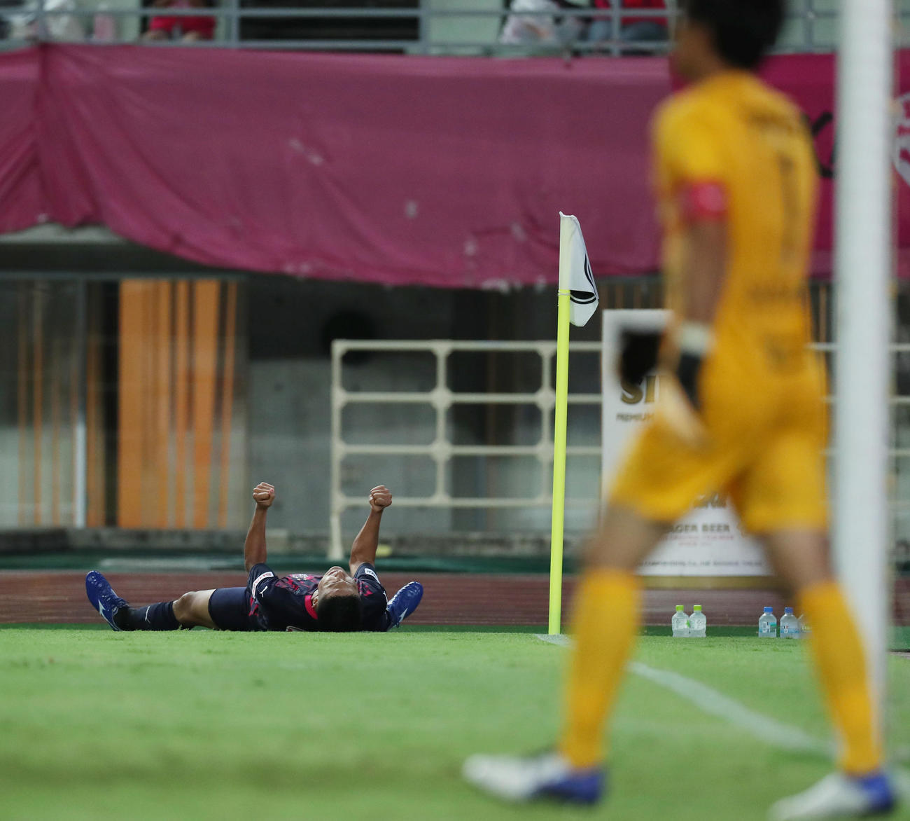 C大阪対浦和　後半、先制ゴールを決め喜ぶC大阪FW都倉。手前は浦和GK西川（撮影・前田充）